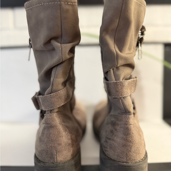 Stylish Tan Women's Boots - Picture 6 of 7